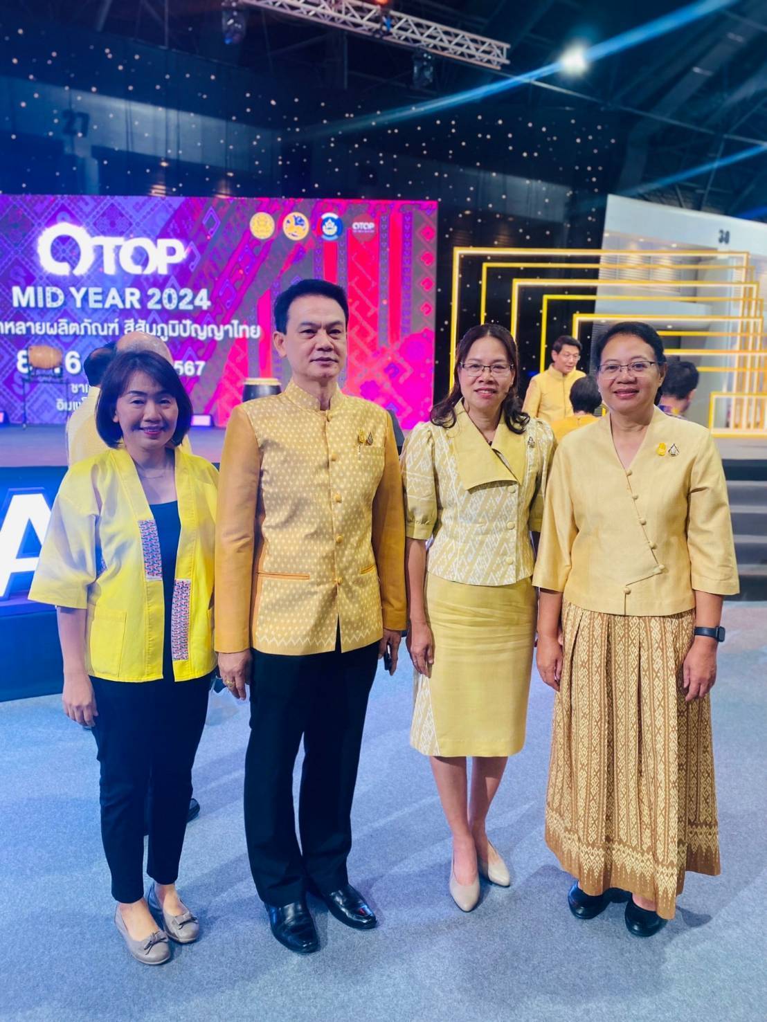 ผู้ว่าฯกาญจนบุรี ร่วมพิธีเปิด “OTOP Midyear 2024 หลากหลายผลิตภัณฑ์สีสันภูมิปัญญาไทย พร้อมนำสินค้า OTOP และผลิตภัณฑ์ในจังหวัดกาญจนบุรี ร่วมจำหน่าย 3 วัน กวาดรายได้กว่าล้านบาท
