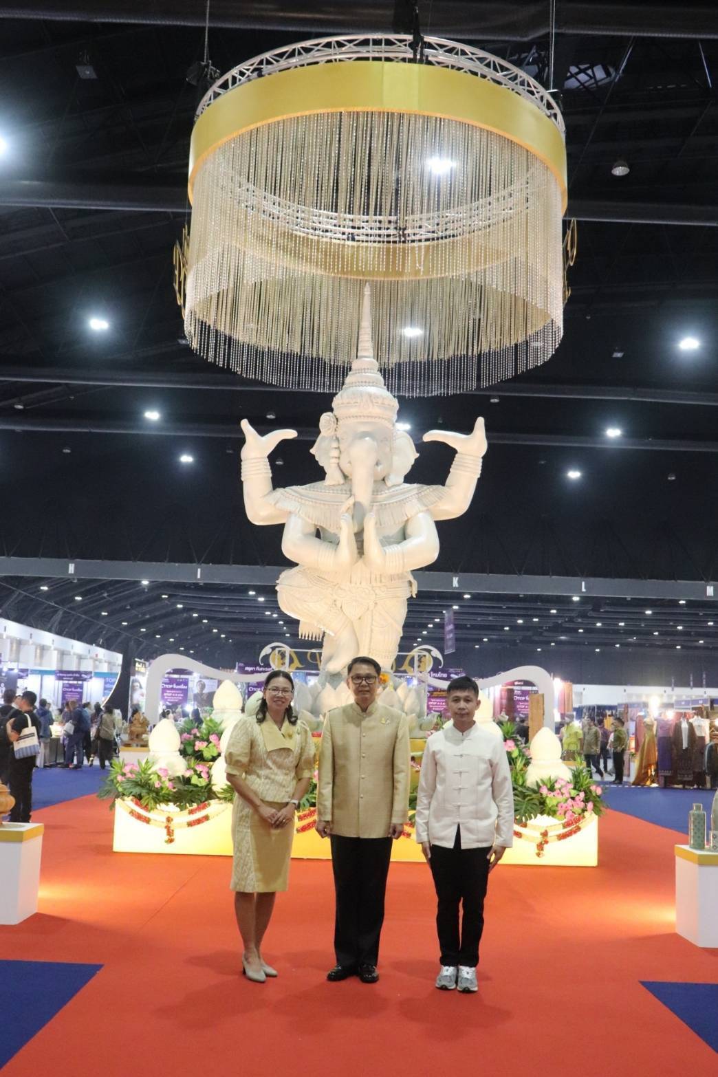 ผู้ว่าฯกาญจนบุรี ร่วมพิธีเปิด “OTOP Midyear 2024 หลากหลายผลิตภัณฑ์สีสันภูมิปัญญาไทย พร้อมนำสินค้า OTOP และผลิตภัณฑ์ในจังหวัดกาญจนบุรี ร่วมจำหน่าย 3 วัน กวาดรายได้กว่าล้านบาท