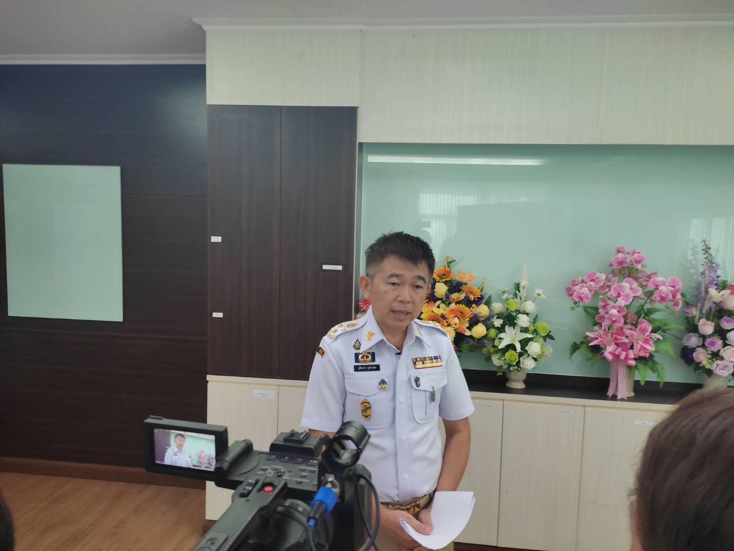 รองผู้ว่าฯ พร้อมพัฒนาการจังหวัด และครัวเรือนยากจน ร่วมบันทึกเทปรายการ “กระจกสังคม” ผลการช่วยเหลือยกระดับคุณภาพชีวิตประชาชน