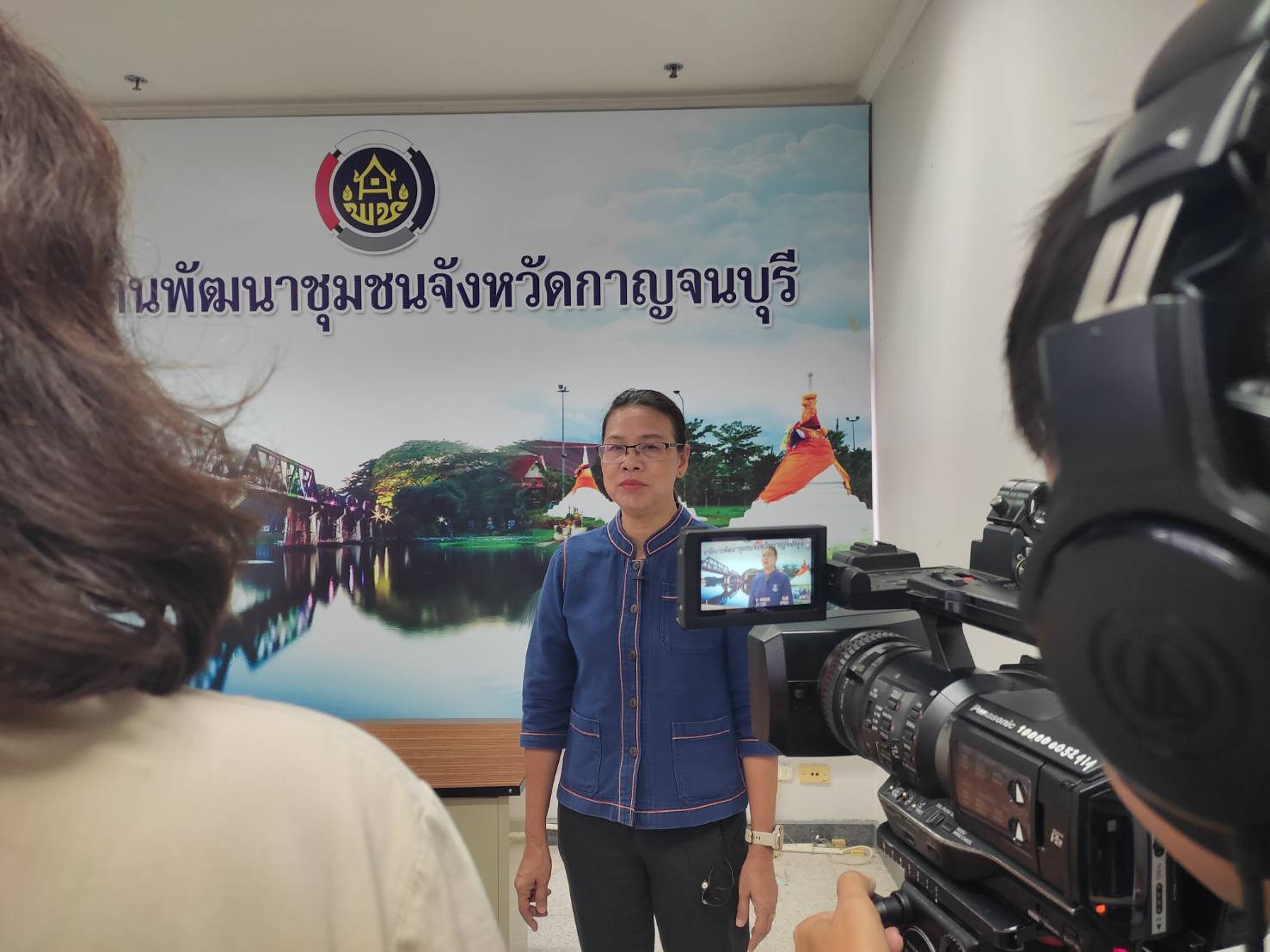 รองผู้ว่าฯ พร้อมพัฒนาการจังหวัด และครัวเรือนยากจน ร่วมบันทึกเทปรายการ “กระจกสังคม” ผลการช่วยเหลือยกระดับคุณภาพชีวิตประชาชน