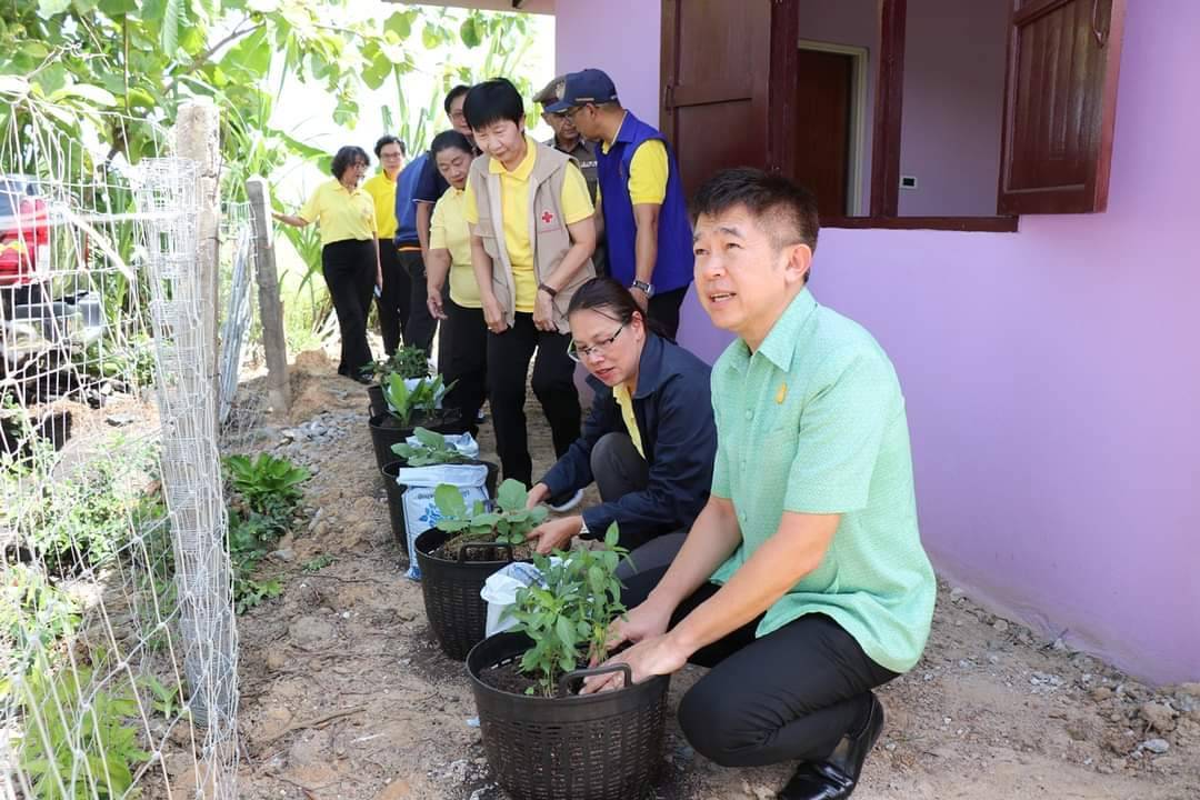 รองผู้ว่าราชการจังหวัดกาญจนบุรี ส่งมอบบ้านโครงการ “บ้านห่วงใยจากใจ GLO ประจำปี 2566” เพื่อจัดสร้างบ้านให้กับประชาชนที่มีบ้านพักอาศัยไม่มั่นคงถาวร และเพื่อแก้ปัญหาความเดือดร้อนของประชาชน ในระบบ TPMAP จังหวัดกาญจนบุรี