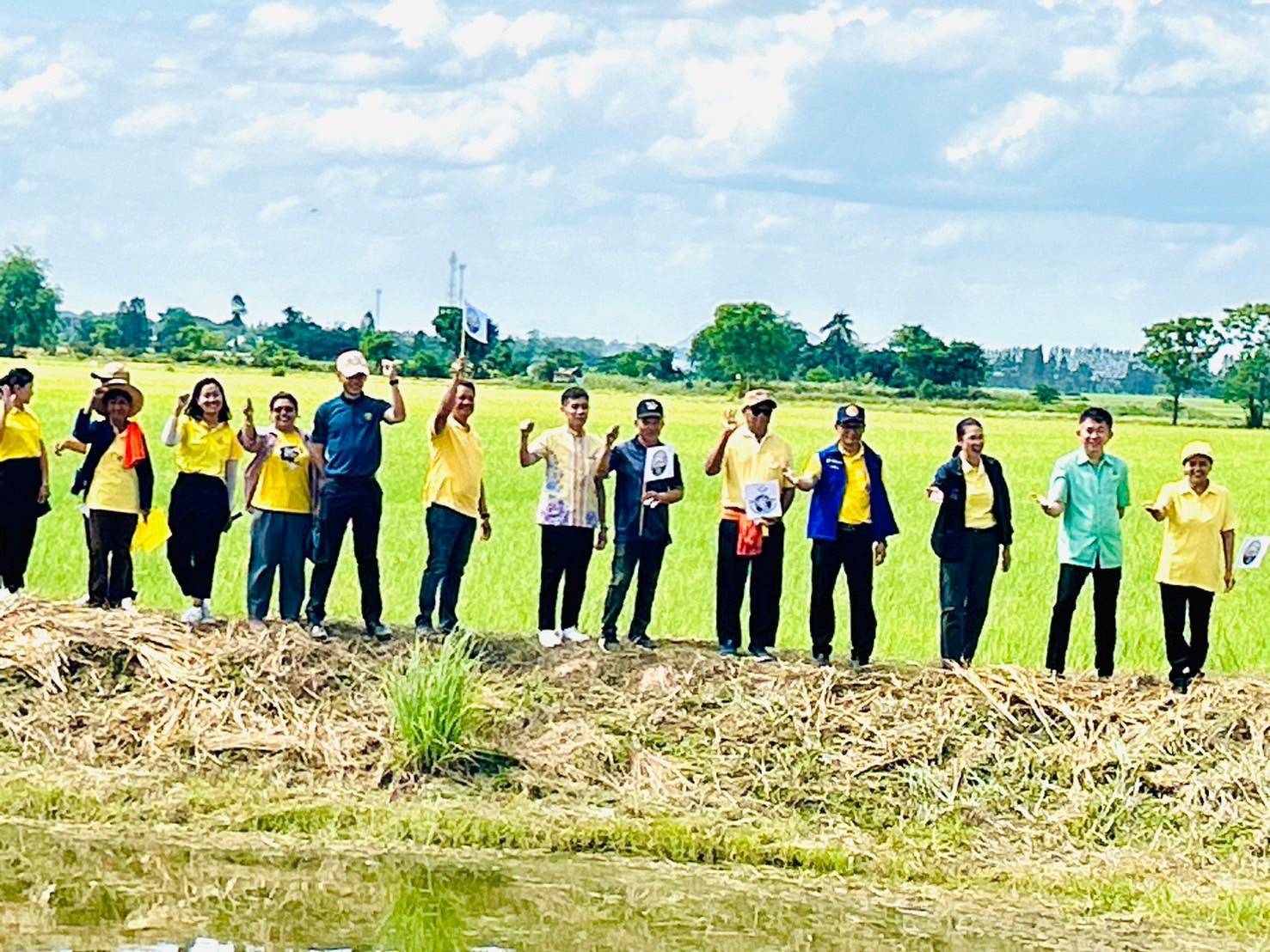 รองผู้ว่าราชการจังหวัดกาญจนบุรี นำทีมหิ้วปิ่นโต เอามื้อสามัคคี ทำความดี ถวายเป็นพระราชกุศล โคก หนอง นา หน้าแล้ง แต่ไม่แล้งน้ำ(ใจ) ส่งเสริมความร่วมมือสู่การแบ่งปันที่ยั่งยืน