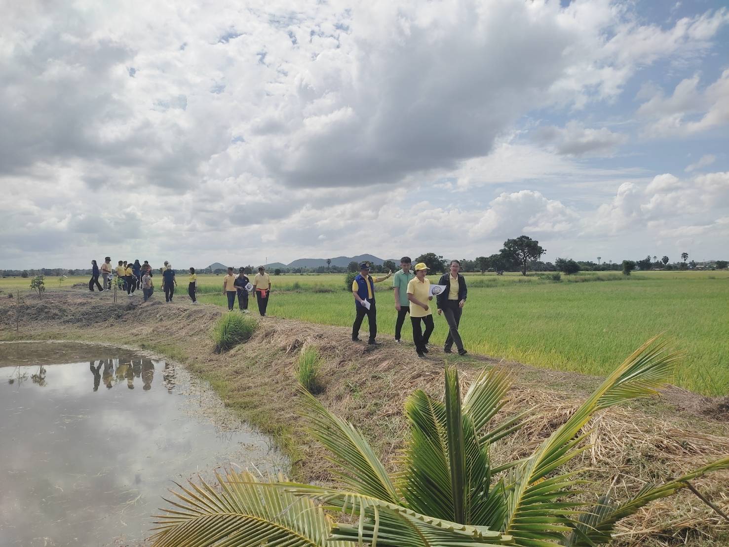 รองผู้ว่าราชการจังหวัดกาญจนบุรี นำทีมหิ้วปิ่นโต เอามื้อสามัคคี ทำความดี ถวายเป็นพระราชกุศล โคก หนอง นา หน้าแล้ง แต่ไม่แล้งน้ำ(ใจ) ส่งเสริมความร่วมมือสู่การแบ่งปันที่ยั่งยืน