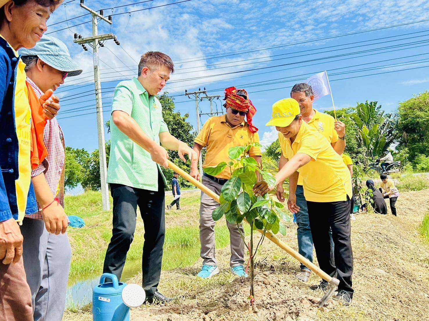 รองผู้ว่าราชการจังหวัดกาญจนบุรี นำทีมหิ้วปิ่นโต เอามื้อสามัคคี ทำความดี ถวายเป็นพระราชกุศล โคก หนอง นา หน้าแล้ง แต่ไม่แล้งน้ำ(ใจ) ส่งเสริมความร่วมมือสู่การแบ่งปันที่ยั่งยืน