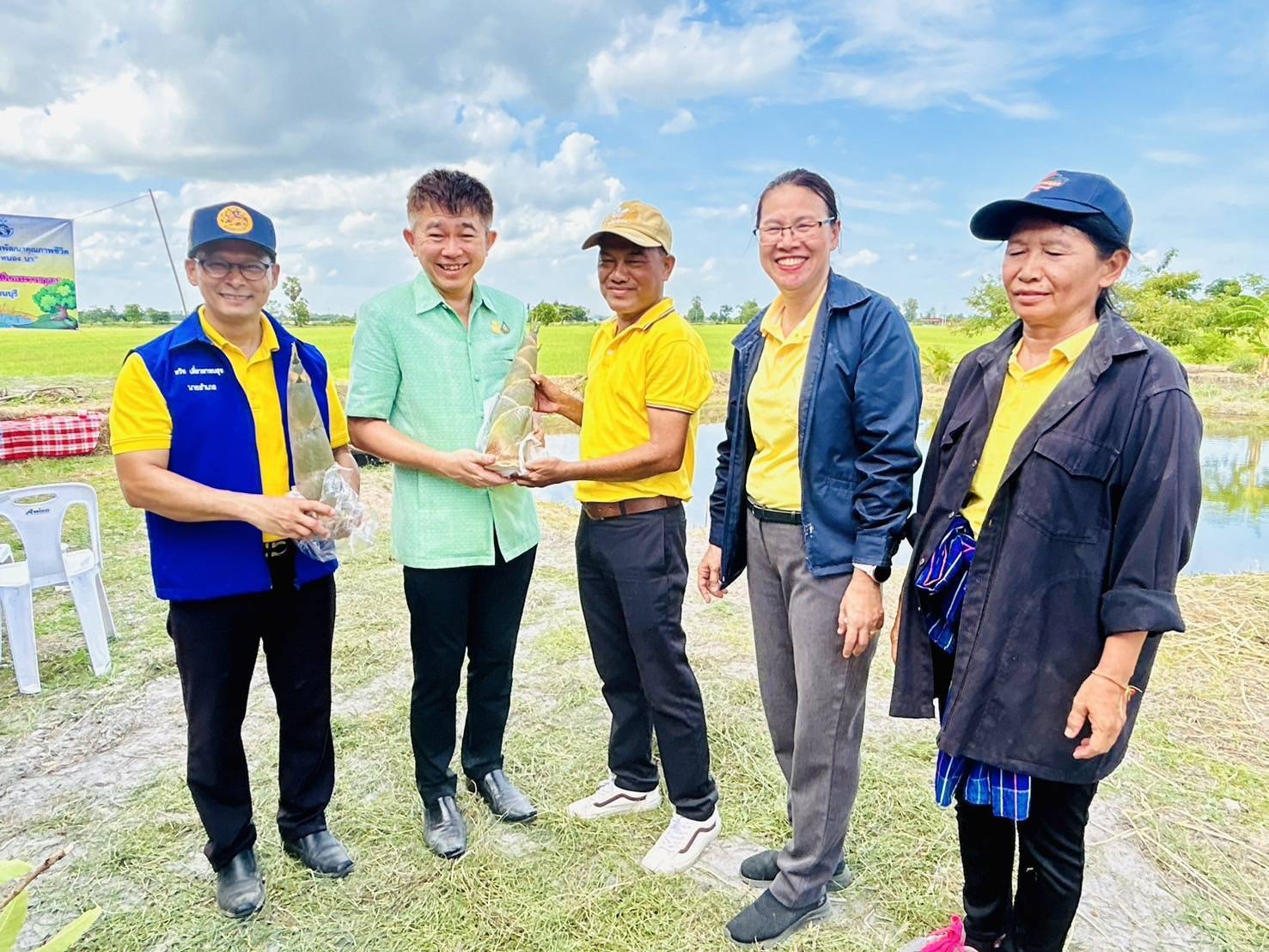 รองผู้ว่าราชการจังหวัดกาญจนบุรี นำทีมหิ้วปิ่นโต เอามื้อสามัคคี ทำความดี ถวายเป็นพระราชกุศล โคก หนอง นา หน้าแล้ง แต่ไม่แล้งน้ำ(ใจ) ส่งเสริมความร่วมมือสู่การแบ่งปันที่ยั่งยืน