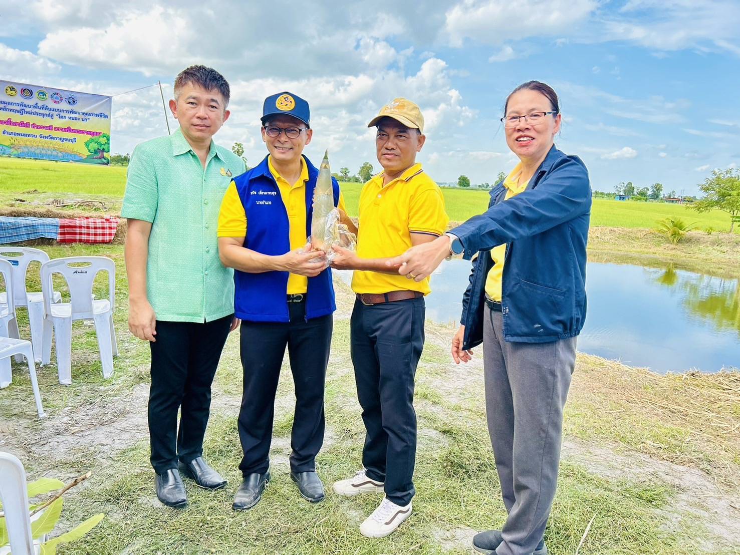 รองผู้ว่าราชการจังหวัดกาญจนบุรี นำทีมหิ้วปิ่นโต เอามื้อสามัคคี ทำความดี ถวายเป็นพระราชกุศล โคก หนอง นา หน้าแล้ง แต่ไม่แล้งน้ำ(ใจ) ส่งเสริมความร่วมมือสู่การแบ่งปันที่ยั่งยืน