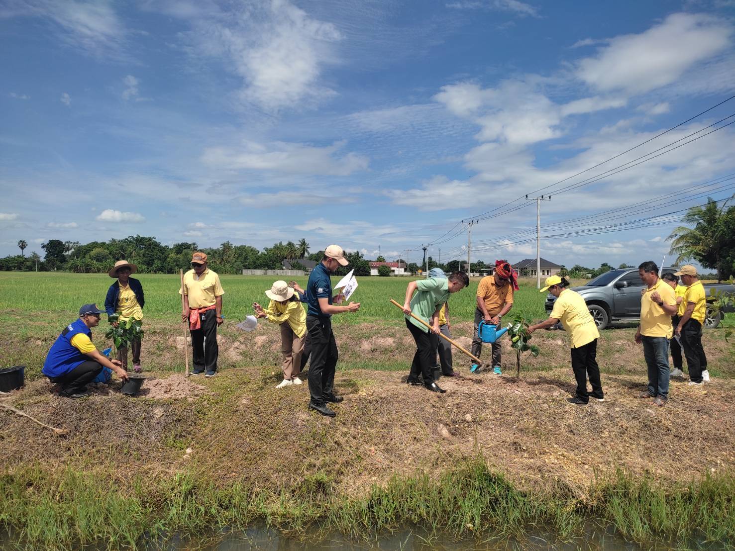 รองผู้ว่าราชการจังหวัดกาญจนบุรี นำทีมหิ้วปิ่นโต เอามื้อสามัคคี ทำความดี ถวายเป็นพระราชกุศล โคก หนอง นา หน้าแล้ง แต่ไม่แล้งน้ำ(ใจ) ส่งเสริมความร่วมมือสู่การแบ่งปันที่ยั่งยืน