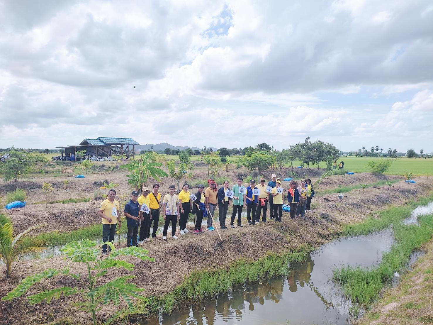 รองผู้ว่าราชการจังหวัดกาญจนบุรี นำทีมหิ้วปิ่นโต เอามื้อสามัคคี ทำความดี ถวายเป็นพระราชกุศล โคก หนอง นา หน้าแล้ง แต่ไม่แล้งน้ำ(ใจ) ส่งเสริมความร่วมมือสู่การแบ่งปันที่ยั่งยืน