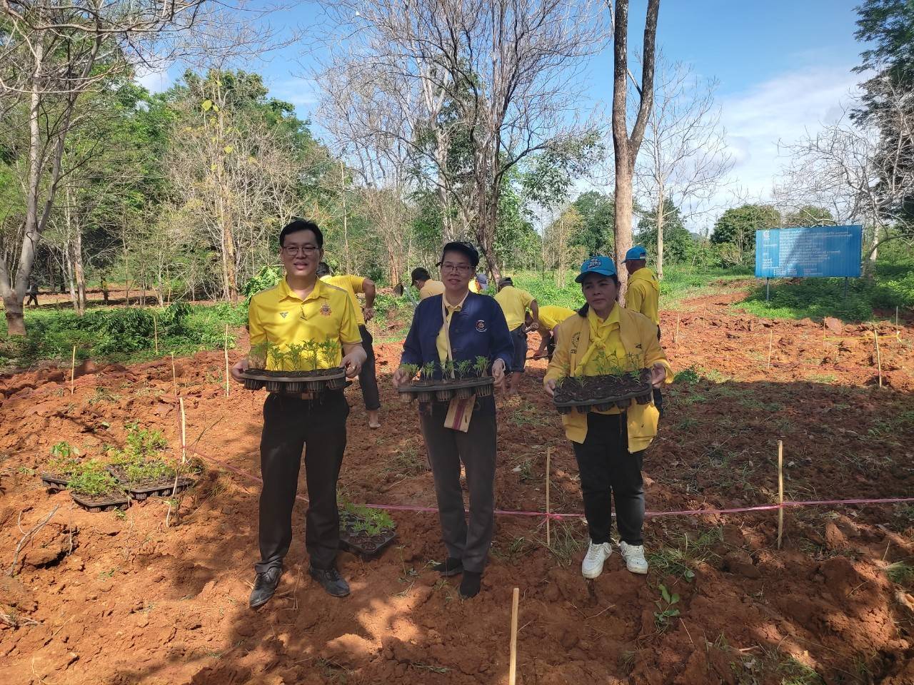 พช.กาญจนบุรี นำทีมจิตอาสาจัดกิจกรรมพัฒนาพื้นที่ต้นแบบ เพื่อพัฒนาคุณภาพชีวิตแบบอารยเกษตร ตามแนวพระราชดำริ ศูนย์พัฒนาอาชีพหนองบัว