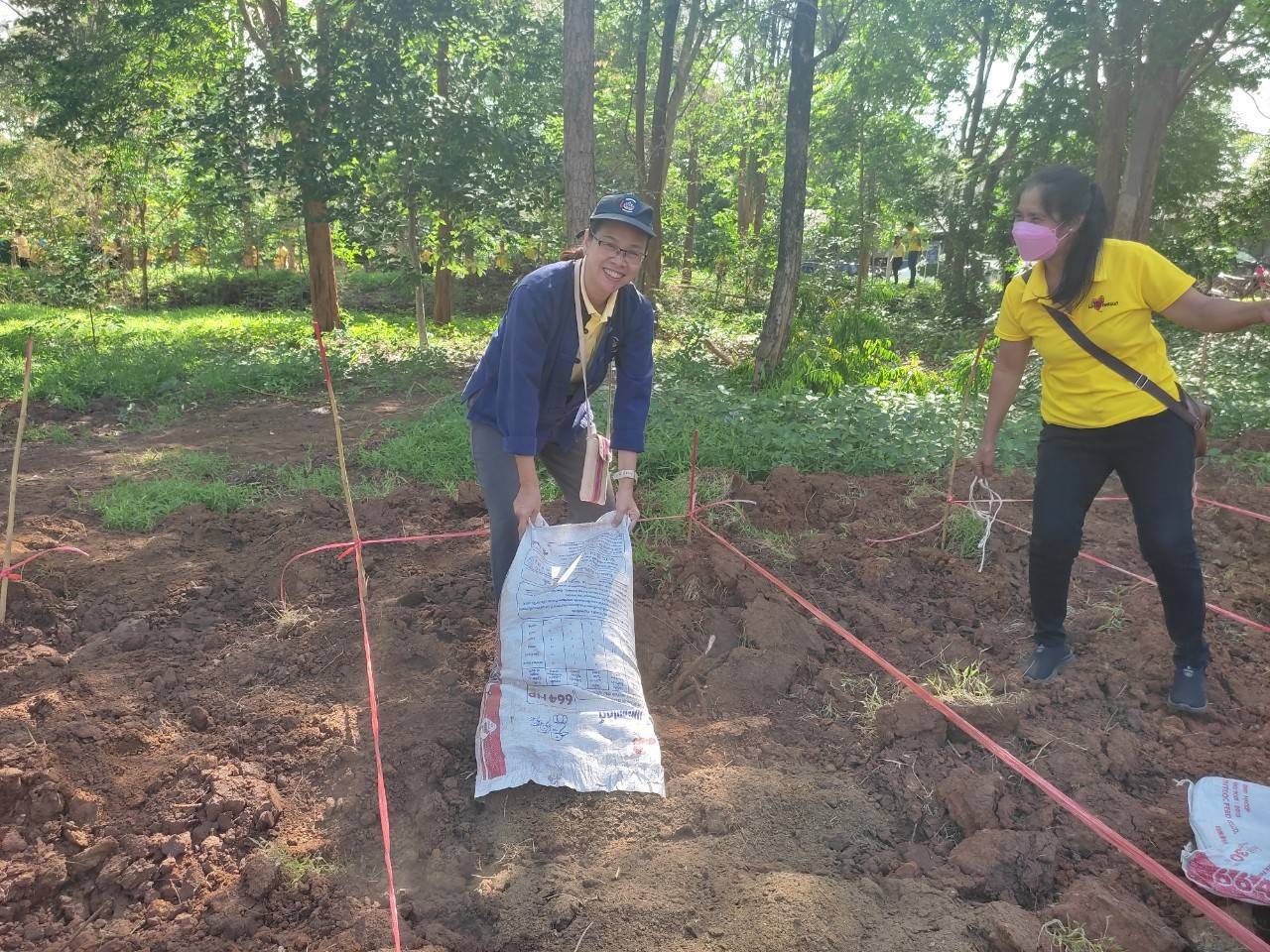 พช.กาญจนบุรี นำทีมจิตอาสาจัดกิจกรรมพัฒนาพื้นที่ต้นแบบ เพื่อพัฒนาคุณภาพชีวิตแบบอารยเกษตร ตามแนวพระราชดำริ ศูนย์พัฒนาอาชีพหนองบัว