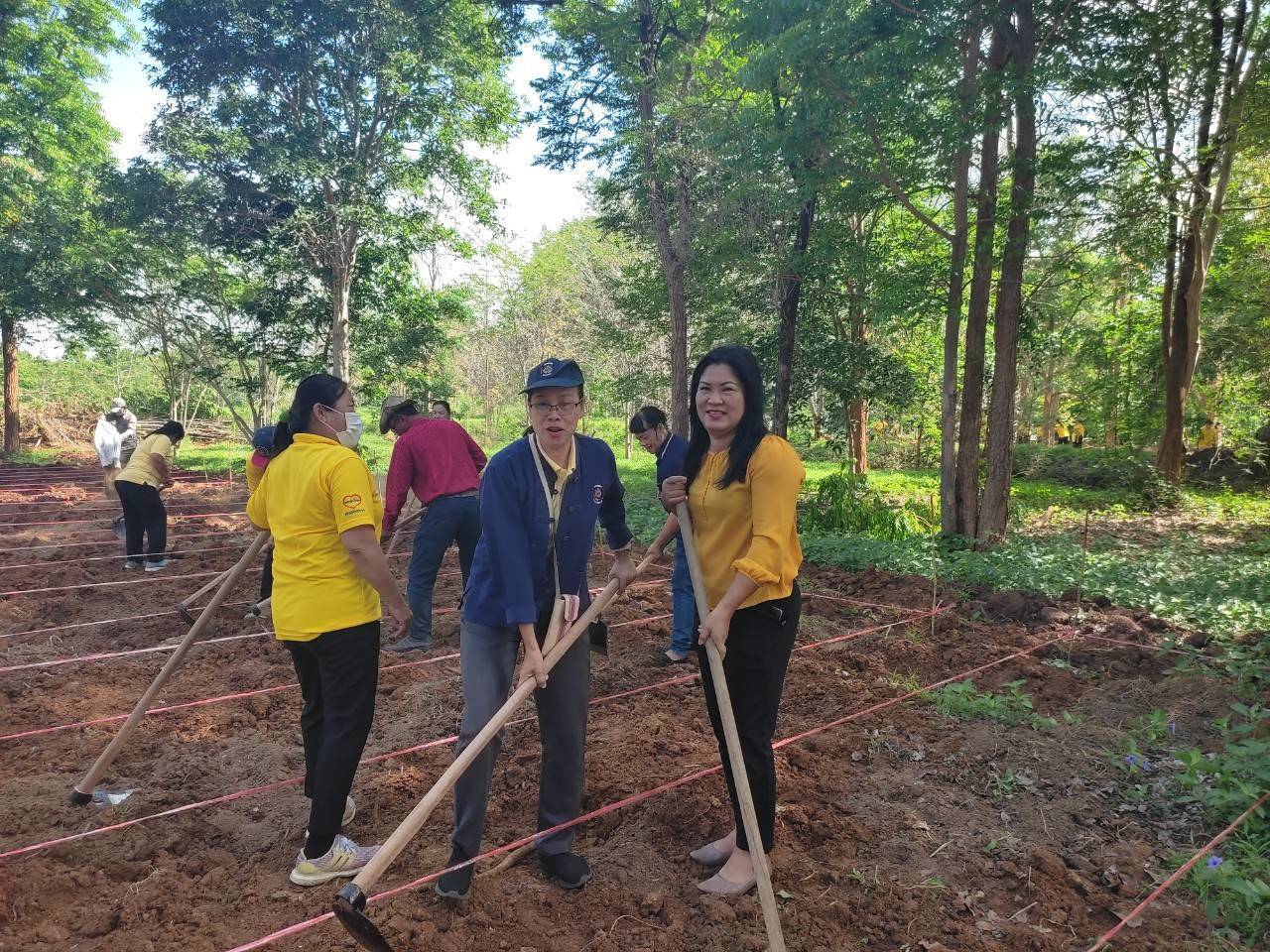 พช.กาญจนบุรี นำทีมจิตอาสาจัดกิจกรรมพัฒนาพื้นที่ต้นแบบ เพื่อพัฒนาคุณภาพชีวิตแบบอารยเกษตร ตามแนวพระราชดำริ ศูนย์พัฒนาอาชีพหนองบัว