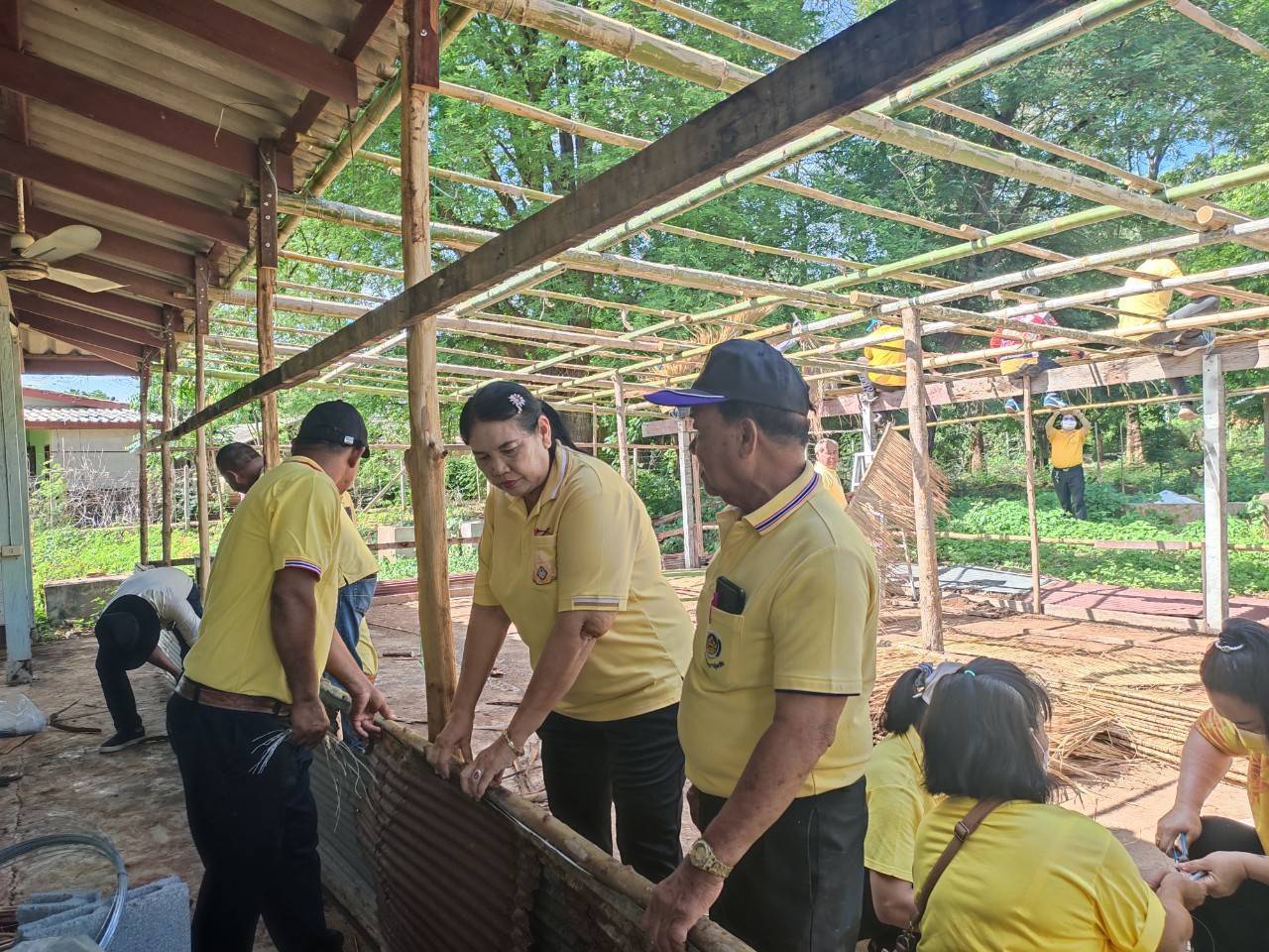 พช.กาญจนบุรี นำทีมจิตอาสาจัดกิจกรรมพัฒนาพื้นที่ต้นแบบ เพื่อพัฒนาคุณภาพชีวิตแบบอารยเกษตร ตามแนวพระราชดำริ ศูนย์พัฒนาอาชีพหนองบัว