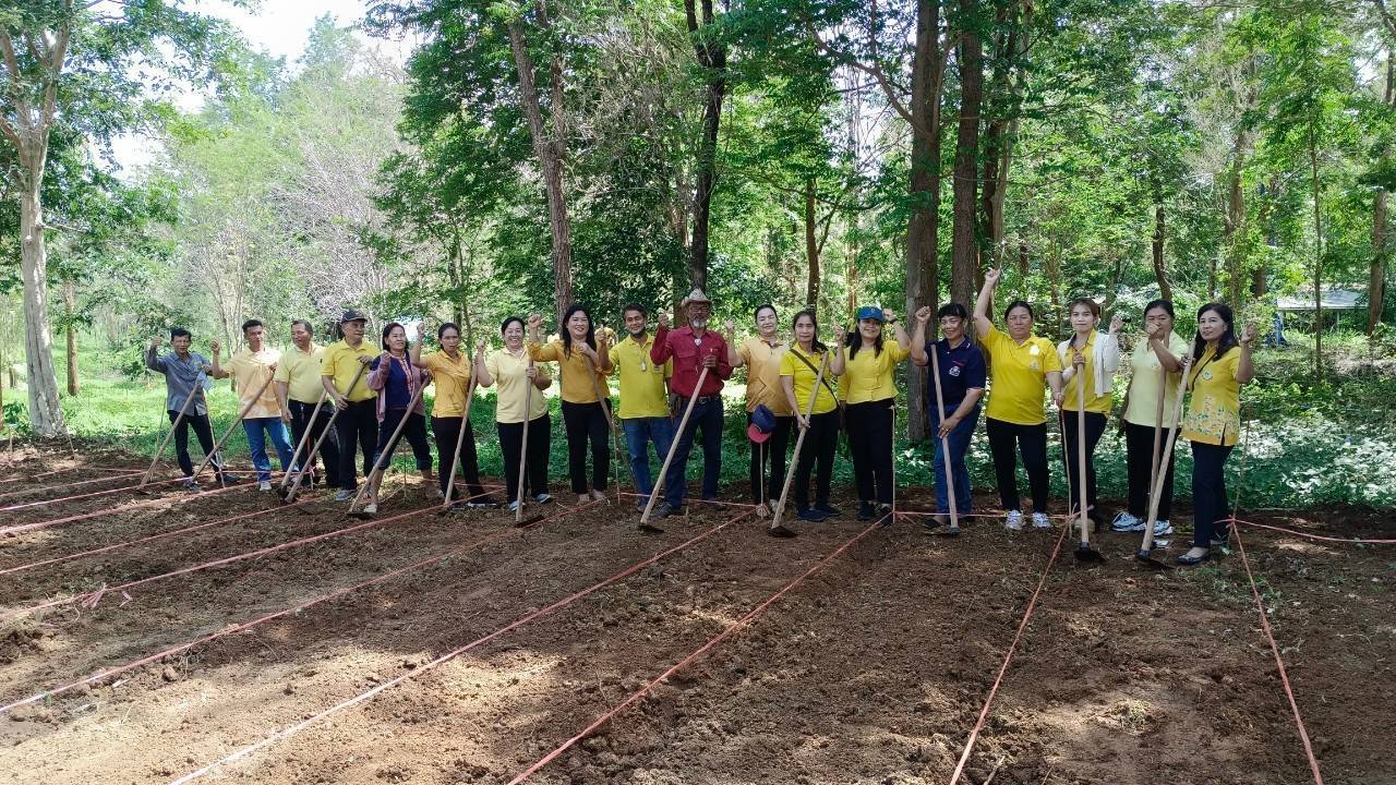 พช.กาญจนบุรี นำทีมจิตอาสาจัดกิจกรรมพัฒนาพื้นที่ต้นแบบ เพื่อพัฒนาคุณภาพชีวิตแบบอารยเกษตร ตามแนวพระราชดำริ ศูนย์พัฒนาอาชีพหนองบัว