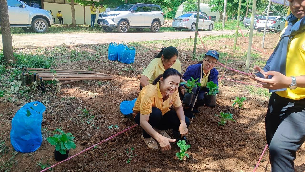 พช.กาญจนบุรี นำทีมจิตอาสาจัดกิจกรรมพัฒนาพื้นที่ต้นแบบ เพื่อพัฒนาคุณภาพชีวิตแบบอารยเกษตร ตามแนวพระราชดำริ ศูนย์พัฒนาอาชีพหนองบัว