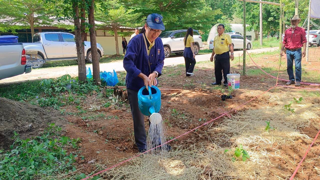 พช.กาญจนบุรี นำทีมจิตอาสาจัดกิจกรรมพัฒนาพื้นที่ต้นแบบ เพื่อพัฒนาคุณภาพชีวิตแบบอารยเกษตร ตามแนวพระราชดำริ ศูนย์พัฒนาอาชีพหนองบัว
