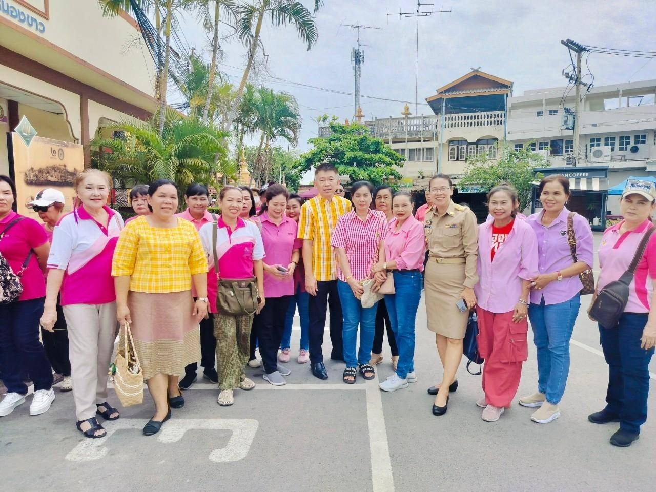 พช.กาญจนบุรี ร่วมต้อนรับกลุ่มสตรี พร้อมมอบแนวทางเสริมบทบาทสตรีในการต่อยอดอาชีพ ผลิตภัณฑ์ชุมชน เพื่อพัฒนาคุณภาพชีวิตประชาชน