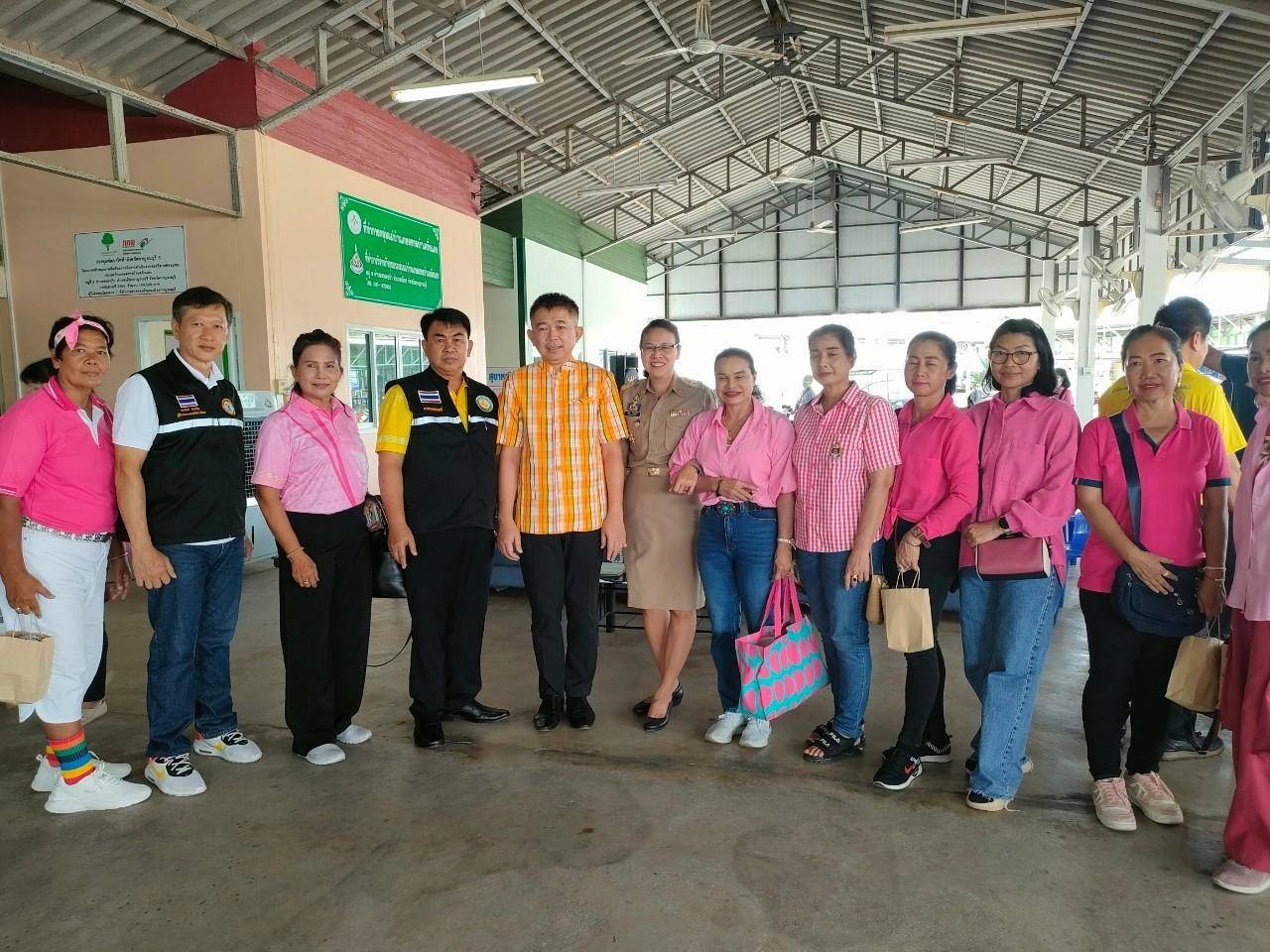 พช.กาญจนบุรี ร่วมต้อนรับกลุ่มสตรี พร้อมมอบแนวทางเสริมบทบาทสตรีในการต่อยอดอาชีพ ผลิตภัณฑ์ชุมชน เพื่อพัฒนาคุณภาพชีวิตประชาชน