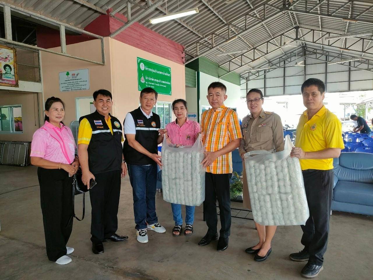 พช.กาญจนบุรี ร่วมต้อนรับกลุ่มสตรี พร้อมมอบแนวทางเสริมบทบาทสตรีในการต่อยอดอาชีพ ผลิตภัณฑ์ชุมชน เพื่อพัฒนาคุณภาพชีวิตประชาชน