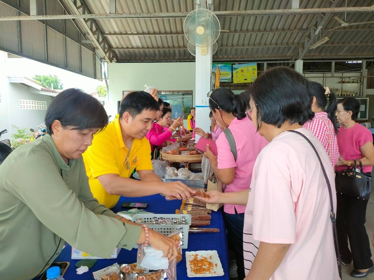 พช.กาญจนบุรี ร่วมต้อนรับกลุ่มสตรี พร้อมมอบแนวทางเสริมบทบาทสตรีในการต่อยอดอาชีพ ผลิตภัณฑ์ชุมชน เพื่อพัฒนาคุณภาพชีวิตประชาชน