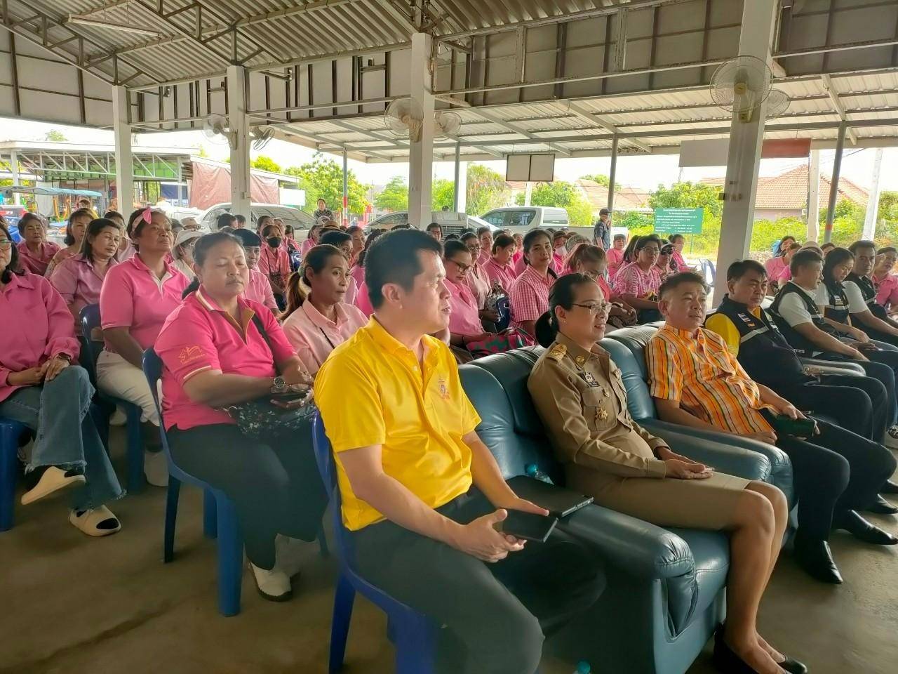 พช.กาญจนบุรี ร่วมต้อนรับกลุ่มสตรี พร้อมมอบแนวทางเสริมบทบาทสตรีในการต่อยอดอาชีพ ผลิตภัณฑ์ชุมชน เพื่อพัฒนาคุณภาพชีวิตประชาชน