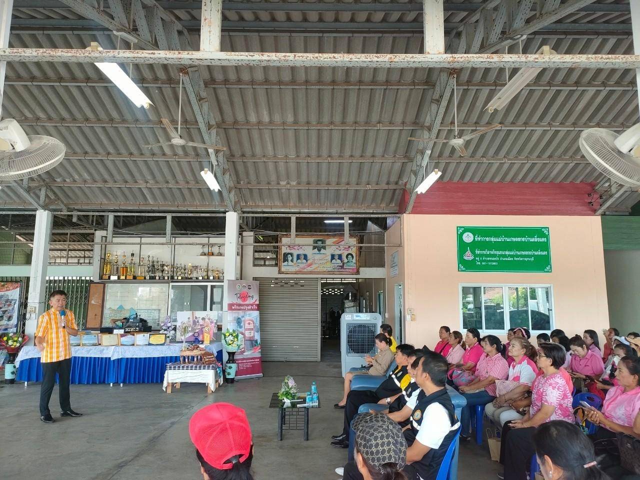 พช.กาญจนบุรี ร่วมต้อนรับกลุ่มสตรี พร้อมมอบแนวทางเสริมบทบาทสตรีในการต่อยอดอาชีพ ผลิตภัณฑ์ชุมชน เพื่อพัฒนาคุณภาพชีวิตประชาชน