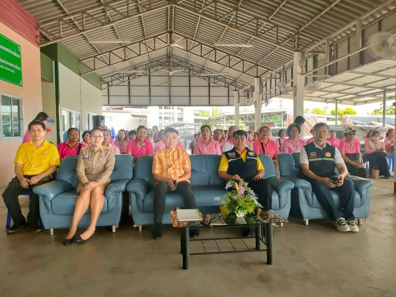 พช.กาญจนบุรี ร่วมต้อนรับกลุ่มสตรี พร้อมมอบแนวทางเสริมบทบาทสตรีในการต่อยอดอาชีพ ผลิตภัณฑ์ชุมชน เพื่อพัฒนาคุณภาพชีวิตประชาชน