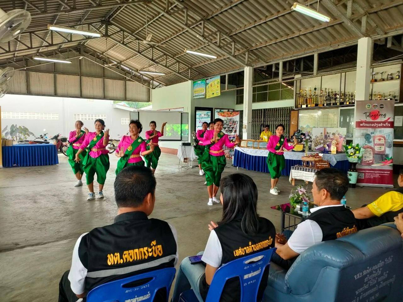พช.กาญจนบุรี ร่วมต้อนรับกลุ่มสตรี พร้อมมอบแนวทางเสริมบทบาทสตรีในการต่อยอดอาชีพ ผลิตภัณฑ์ชุมชน เพื่อพัฒนาคุณภาพชีวิตประชาชน