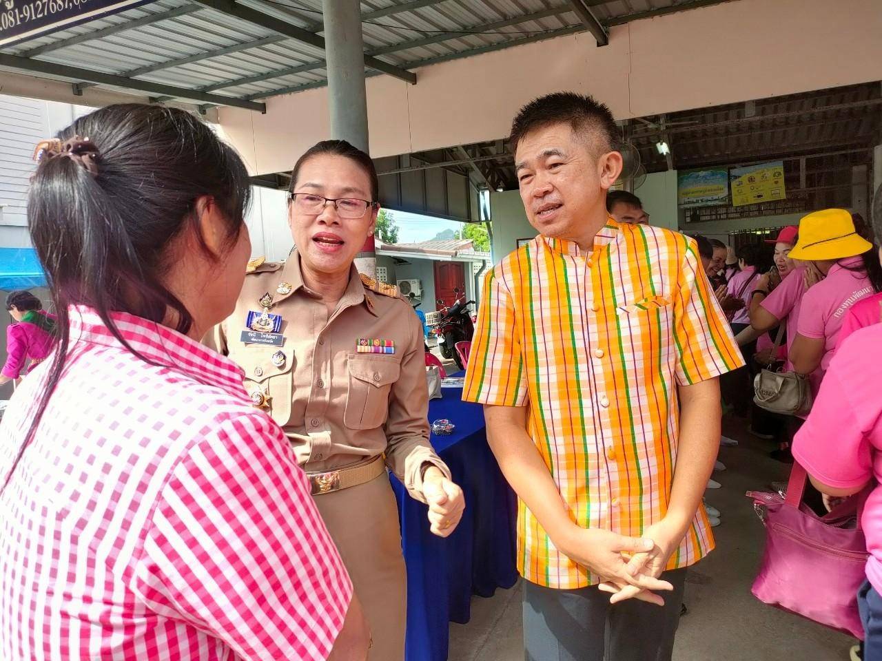 พช.กาญจนบุรี ร่วมต้อนรับกลุ่มสตรี พร้อมมอบแนวทางเสริมบทบาทสตรีในการต่อยอดอาชีพ ผลิตภัณฑ์ชุมชน เพื่อพัฒนาคุณภาพชีวิตประชาชน