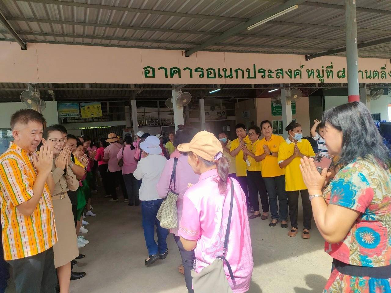 พช.กาญจนบุรี ร่วมต้อนรับกลุ่มสตรี พร้อมมอบแนวทางเสริมบทบาทสตรีในการต่อยอดอาชีพ ผลิตภัณฑ์ชุมชน เพื่อพัฒนาคุณภาพชีวิตประชาชน