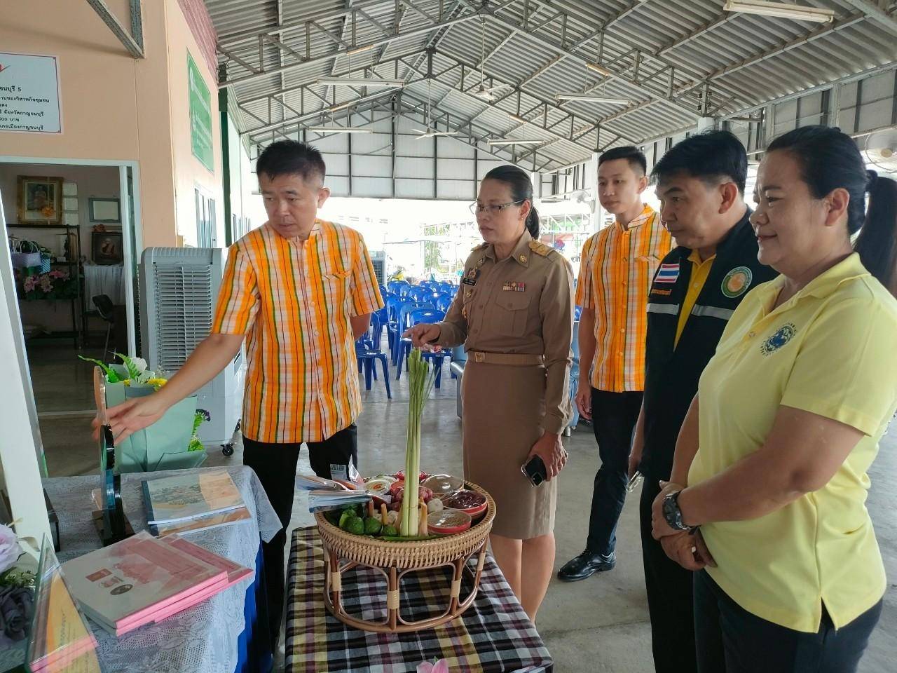พช.กาญจนบุรี ร่วมต้อนรับกลุ่มสตรี พร้อมมอบแนวทางเสริมบทบาทสตรีในการต่อยอดอาชีพ ผลิตภัณฑ์ชุมชน เพื่อพัฒนาคุณภาพชีวิตประชาชน