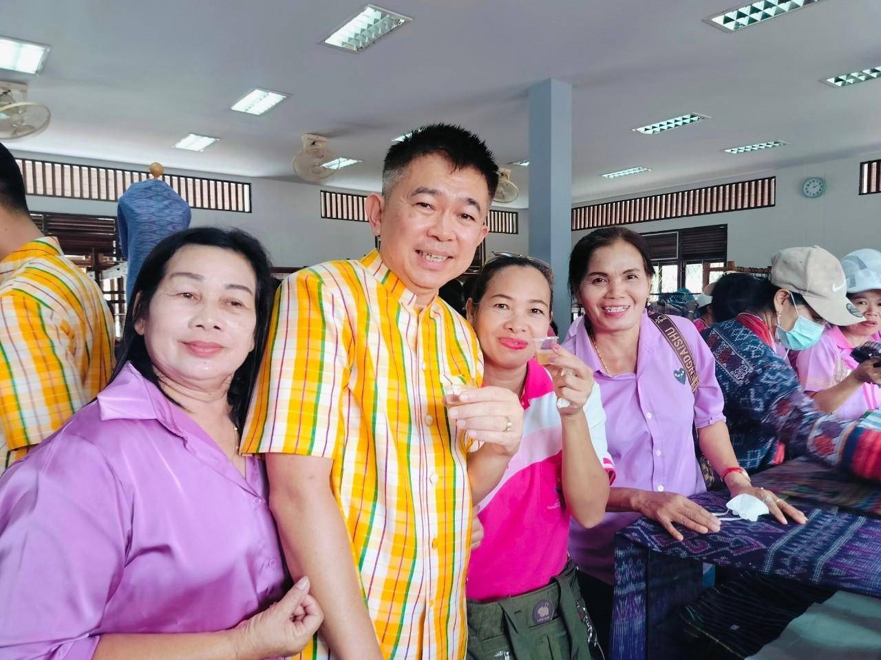 พช.กาญจนบุรี ร่วมต้อนรับกลุ่มสตรี พร้อมมอบแนวทางเสริมบทบาทสตรีในการต่อยอดอาชีพ ผลิตภัณฑ์ชุมชน เพื่อพัฒนาคุณภาพชีวิตประชาชน