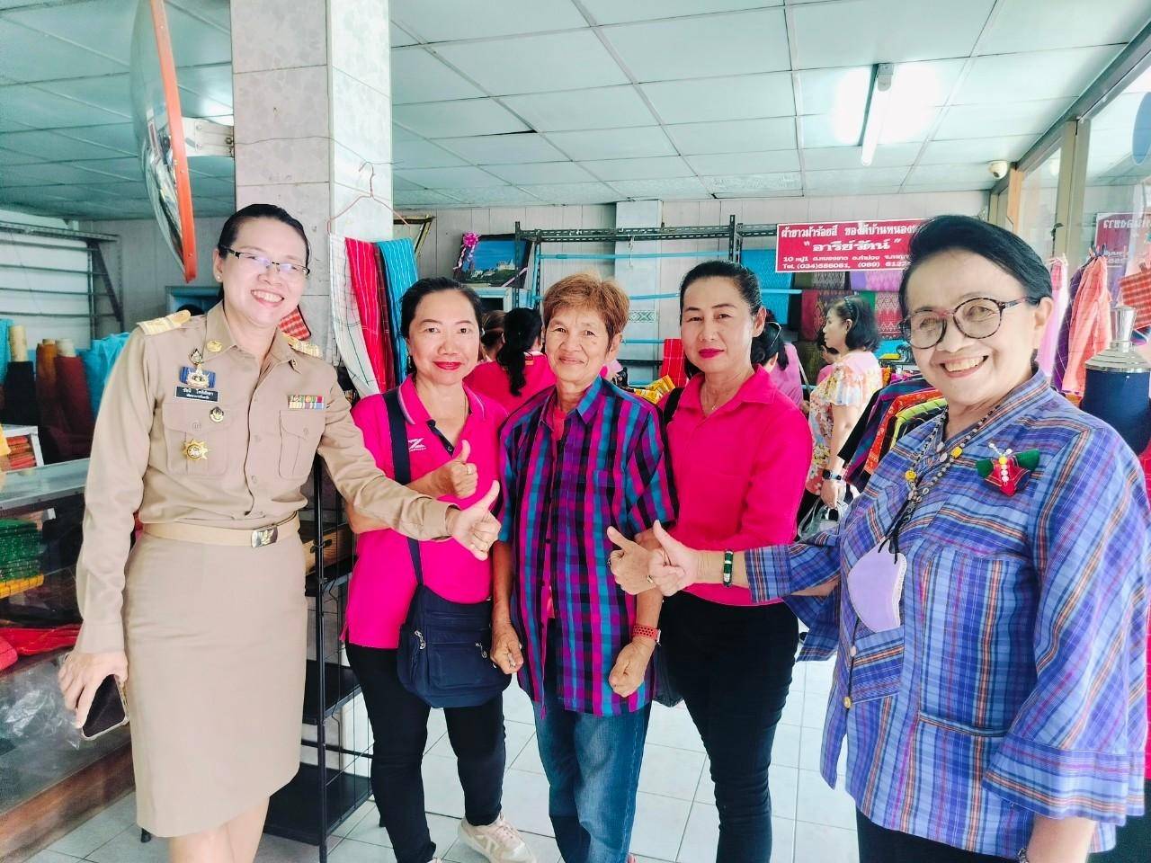 พช.กาญจนบุรี ร่วมต้อนรับกลุ่มสตรี พร้อมมอบแนวทางเสริมบทบาทสตรีในการต่อยอดอาชีพ ผลิตภัณฑ์ชุมชน เพื่อพัฒนาคุณภาพชีวิตประชาชน