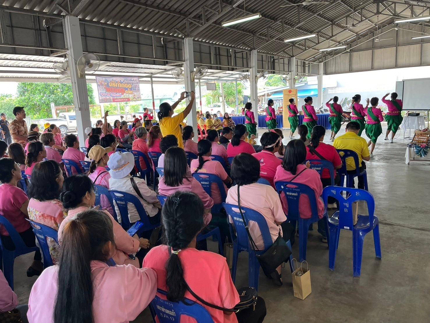พช.กาญจนบุรี ร่วมต้อนรับกลุ่มสตรี พร้อมมอบแนวทางเสริมบทบาทสตรีในการต่อยอดอาชีพ ผลิตภัณฑ์ชุมชน เพื่อพัฒนาคุณภาพชีวิตประชาชน
