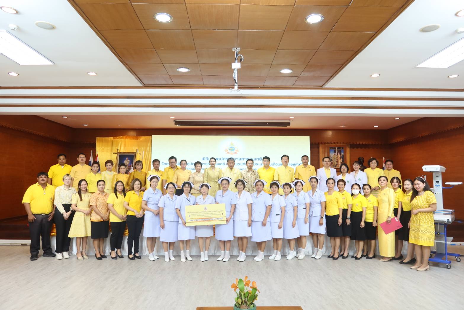 พัฒนาการจังหวัดกาญจนบุรี ร่วมพิธีมอบอุปกรณ์ทางการแพทย์ตามโครงการ “จัดหาอุปกรณ์ทางการแพทย์เฉลิมพระเกียรติ พระบาทสมเด็จพระเจ้าอยู่หัว เนื่องในโอกาสพระราชพิธีมหามงคลเฉลิมพระชนมพรรษา 6 รอบ 28 กรกฎาคม 2567