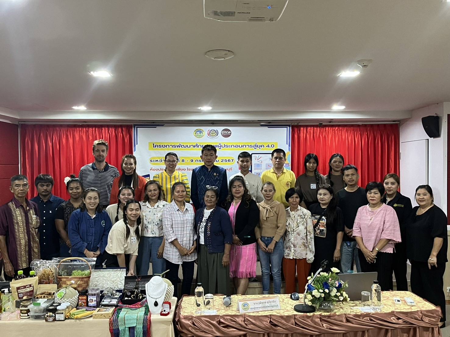 รองผู้ว่าฯ  เยี่ยมให้กำลังพร้อมมอบแนวทางแก่ผู้อบรมโครงการพัฒนาศักยภาพผู้ประกอบการสู่ยุค 4.0