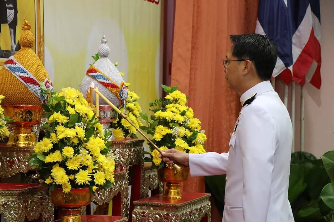พช.กาญจนบุรี ร่วมประกอบพิธีวางพวงมาลาถวายราชสักการะ สมเด็จพระนารายณ์มหาราช ด้วยความน้อมรำลึก สำนึกในพระมหากรุณาธิคุณ เนื่องในโอกาสวันคล้ายวันสวรรคตสมเด็จพระนารายณ์มหาราช