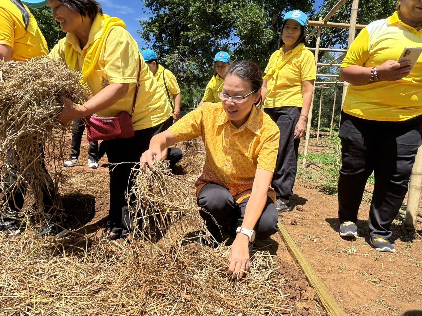 พช.กาญจนบุรี ร่วมกับอำเภอเมืองกาญจนบุรี ขับเคลื่อนโครงการพัฒนาพื้นที่ต้นแบบ เพื่อพัฒนาคุณภาพชีวิตแบบอารยเกษตร ตามแนวพระราชดำริ ศูนย์พัฒนาอาชีพหนองบัว