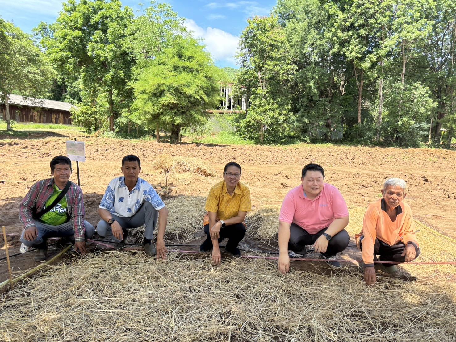 พช.กาญจนบุรี ร่วมกับอำเภอเมืองกาญจนบุรี ขับเคลื่อนโครงการพัฒนาพื้นที่ต้นแบบ เพื่อพัฒนาคุณภาพชีวิตแบบอารยเกษตร ตามแนวพระราชดำริ ศูนย์พัฒนาอาชีพหนองบัว