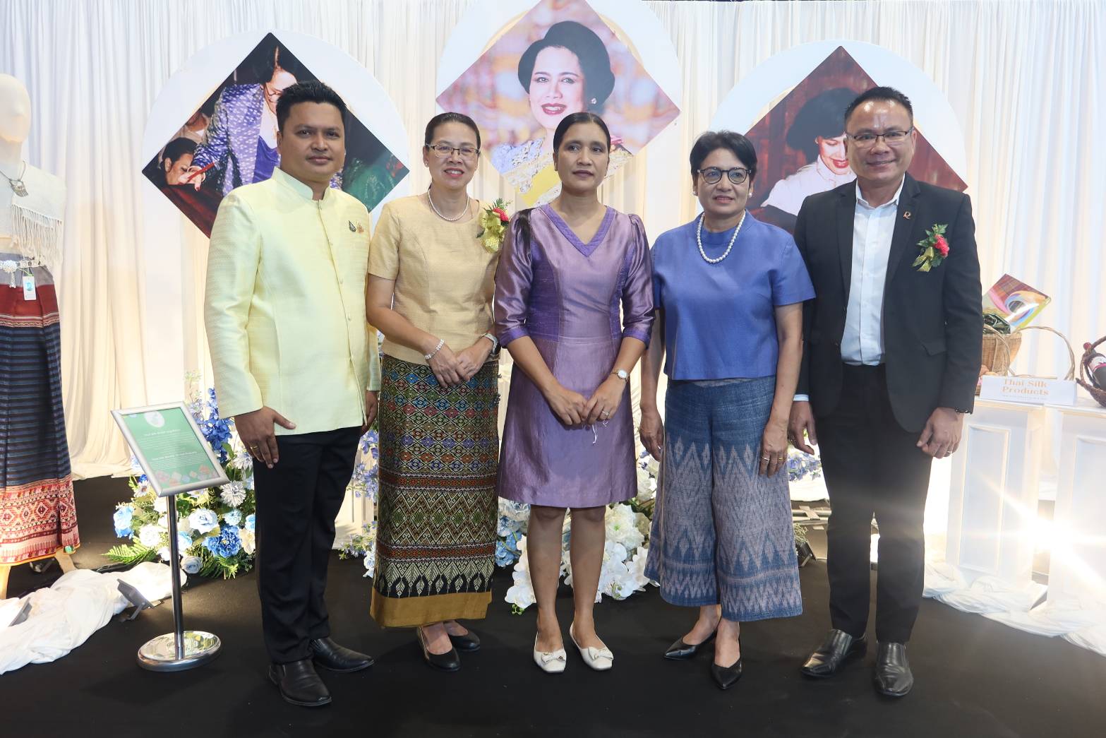 พช.กาญจนบุรี ร่วมงานแสดงสินค้าหม่อนไหม มหกรรมสืบสานภูมิปัญญาด้านหม่อนไหมและผลิตภัณฑ์ Thai silk products Fair 2024 สร้างรายได้อย่างยั่งยืน