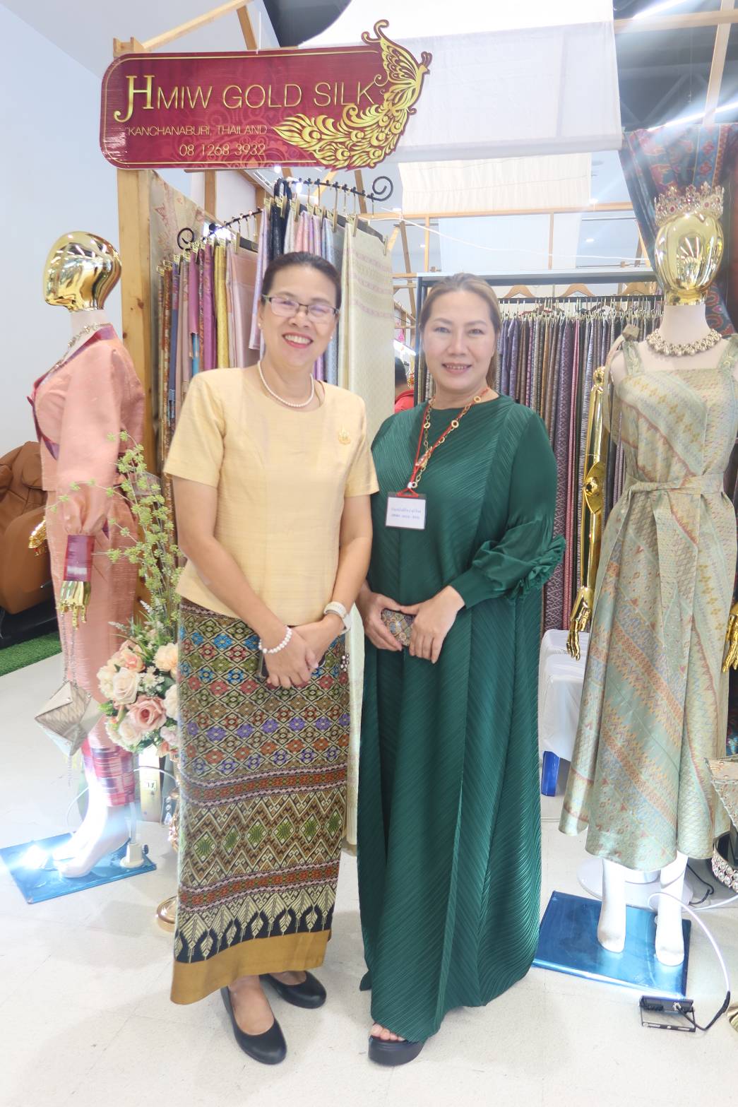 พช.กาญจนบุรี ร่วมงานแสดงสินค้าหม่อนไหม มหกรรมสืบสานภูมิปัญญาด้านหม่อนไหมและผลิตภัณฑ์ Thai silk products Fair 2024 สร้างรายได้อย่างยั่งยืน