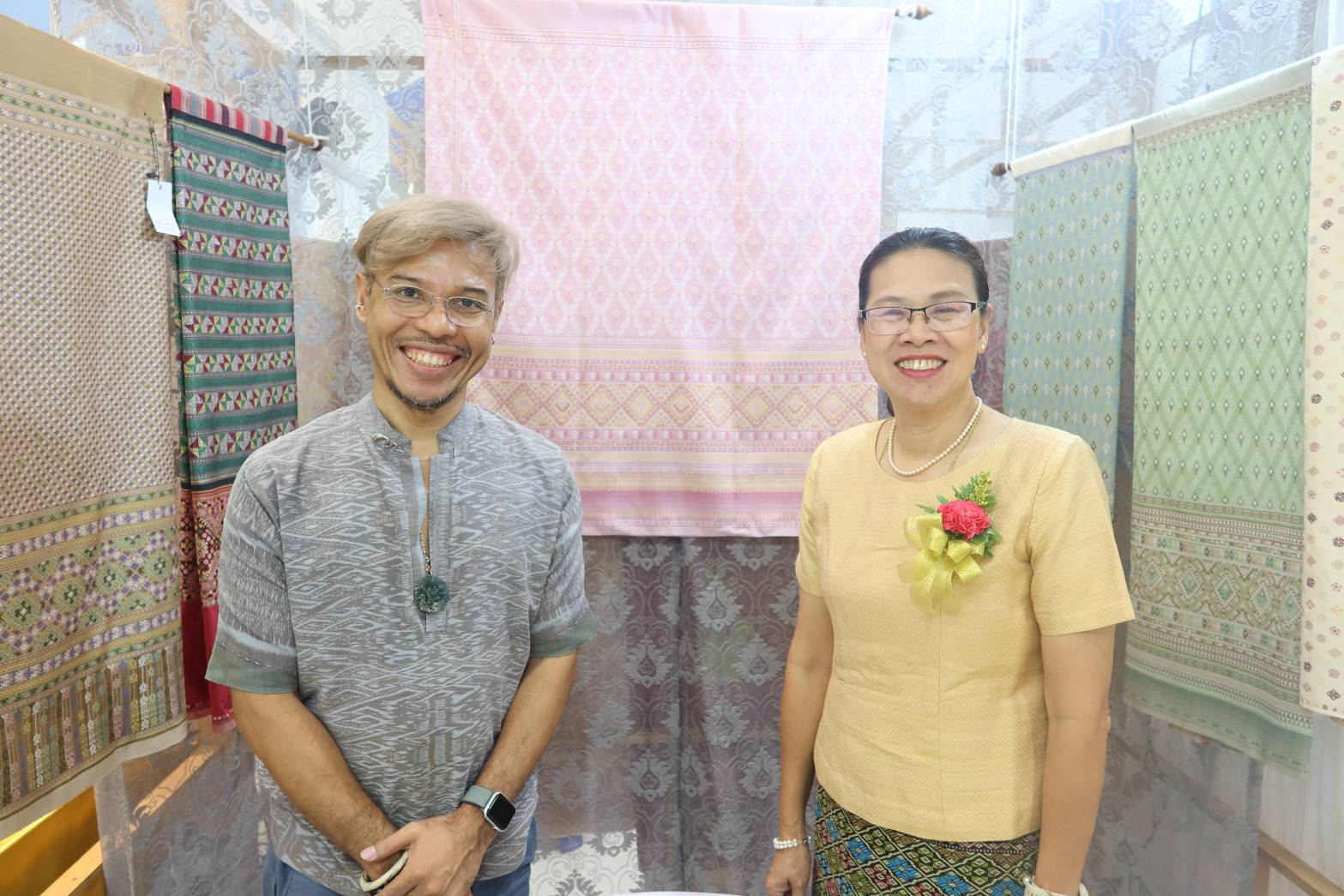 พช.กาญจนบุรี ร่วมงานแสดงสินค้าหม่อนไหม มหกรรมสืบสานภูมิปัญญาด้านหม่อนไหมและผลิตภัณฑ์ Thai silk products Fair 2024 สร้างรายได้อย่างยั่งยืน
