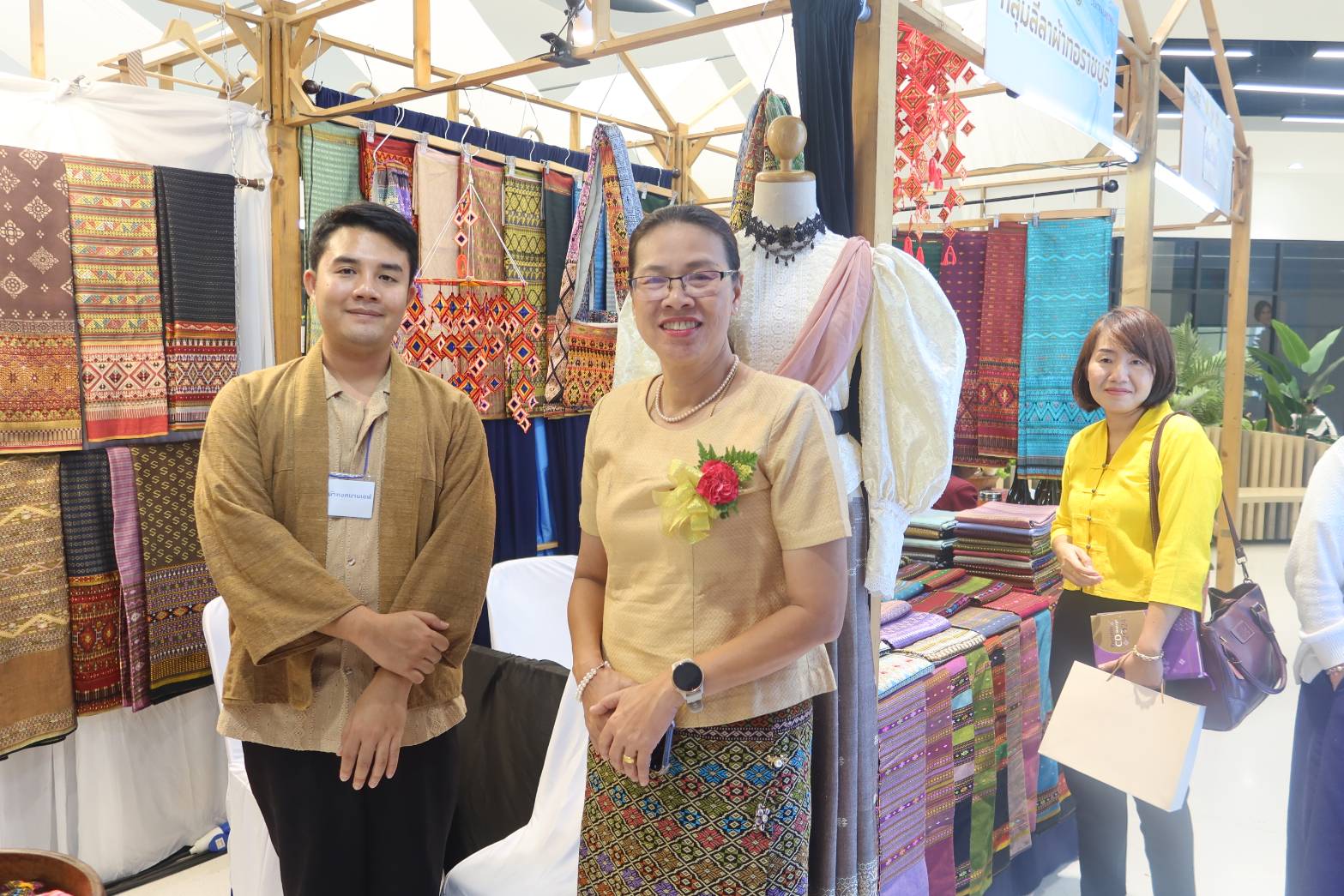 พช.กาญจนบุรี ร่วมงานแสดงสินค้าหม่อนไหม มหกรรมสืบสานภูมิปัญญาด้านหม่อนไหมและผลิตภัณฑ์ Thai silk products Fair 2024 สร้างรายได้อย่างยั่งยืน