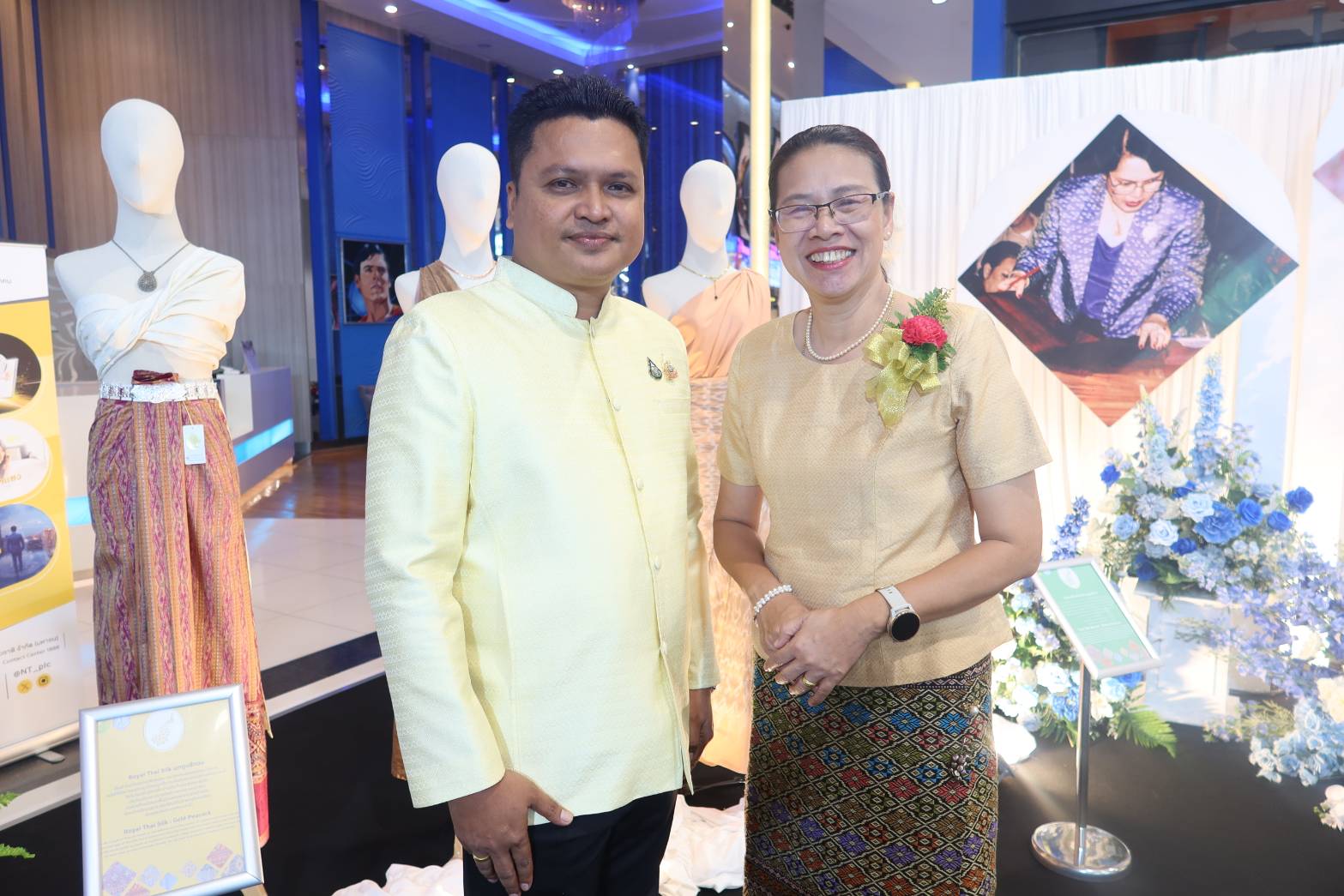 พช.กาญจนบุรี ร่วมงานแสดงสินค้าหม่อนไหม มหกรรมสืบสานภูมิปัญญาด้านหม่อนไหมและผลิตภัณฑ์ Thai silk products Fair 2024 สร้างรายได้อย่างยั่งยืน