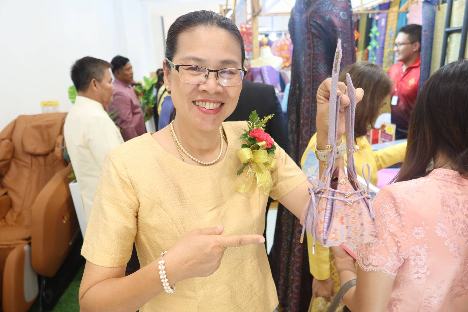 พช.กาญจนบุรี ร่วมงานแสดงสินค้าหม่อนไหม มหกรรมสืบสานภูมิปัญญาด้านหม่อนไหมและผลิตภัณฑ์ Thai silk products Fair 2024 สร้างรายได้อย่างยั่งยืน