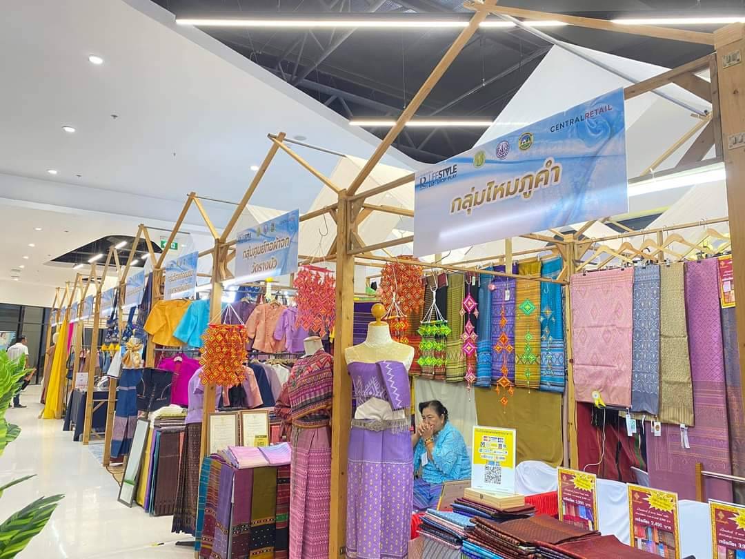 พช.กาญจนบุรี ร่วมงานแสดงสินค้าหม่อนไหม มหกรรมสืบสานภูมิปัญญาด้านหม่อนไหมและผลิตภัณฑ์ Thai silk products Fair 2024 สร้างรายได้อย่างยั่งยืน
