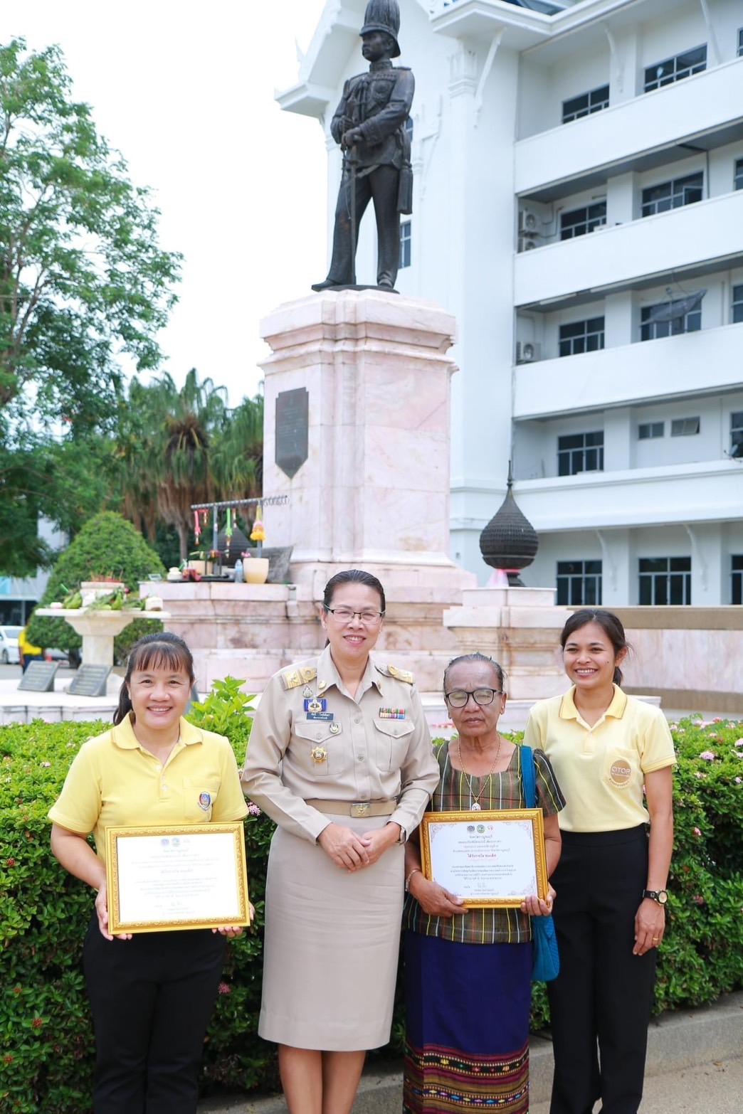 จังหวัดกาญจนบุรี มอบเกียรติบัตรเชิดชูเกียรติคนกองทุนพัฒนาบทบาทสตรี ประจำปี 2567