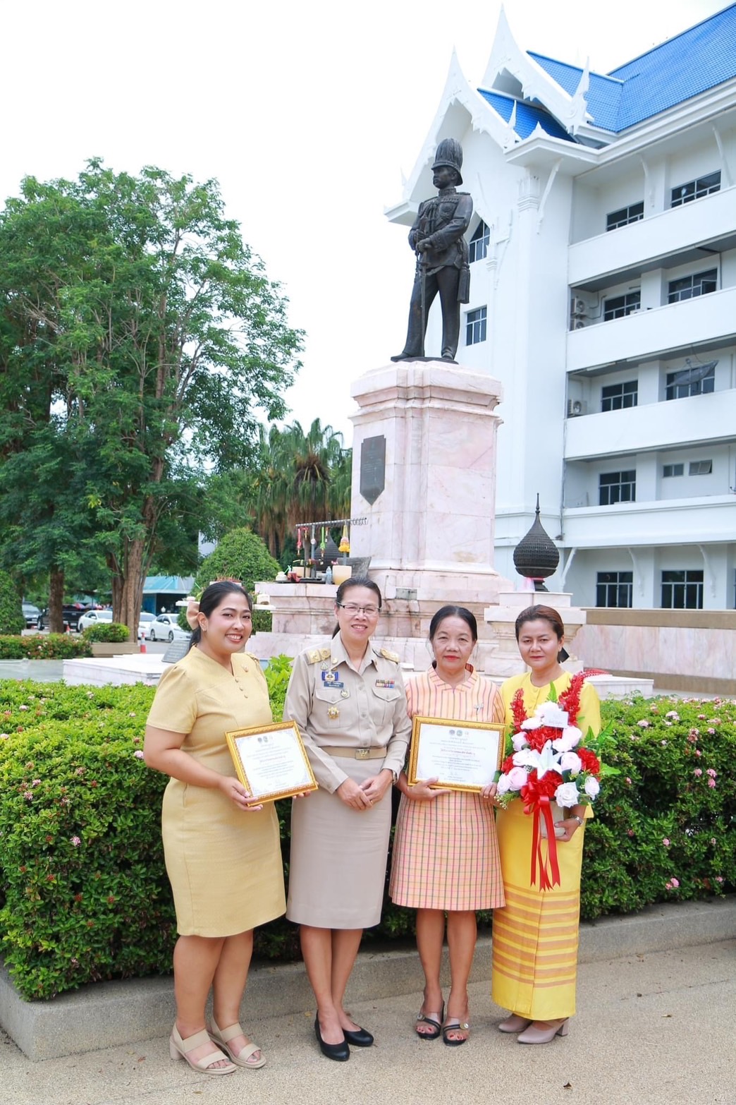 จังหวัดกาญจนบุรี มอบเกียรติบัตรเชิดชูเกียรติคนกองทุนพัฒนาบทบาทสตรี ประจำปี 2567