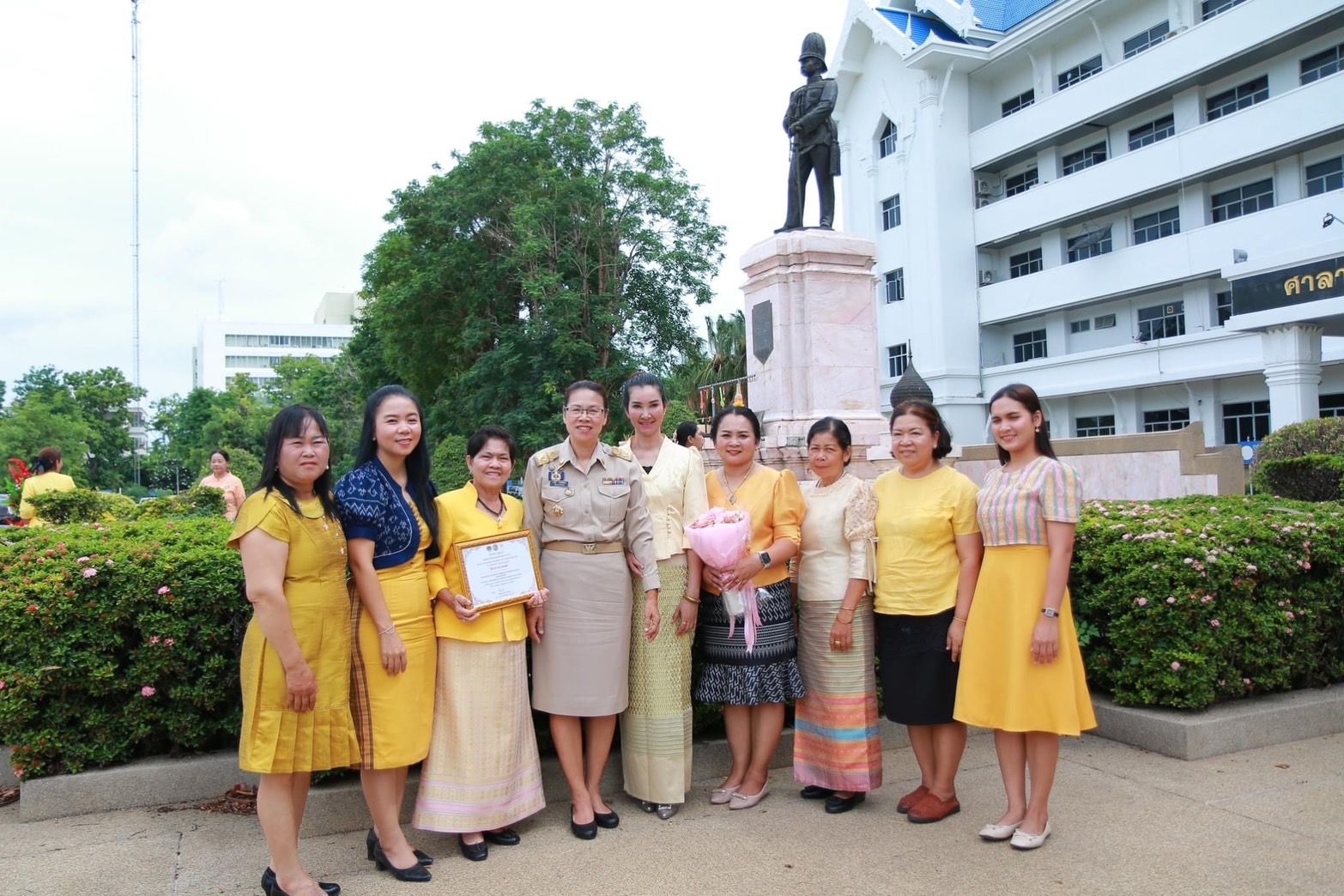 จังหวัดกาญจนบุรี มอบเกียรติบัตรเชิดชูเกียรติคนกองทุนพัฒนาบทบาทสตรี ประจำปี 2567