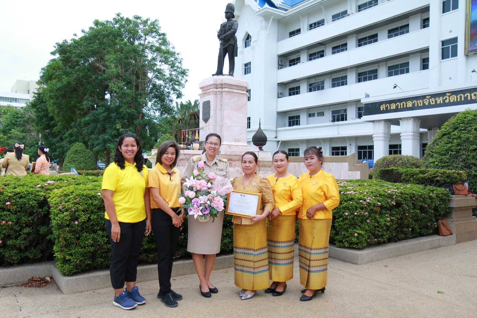จังหวัดกาญจนบุรี มอบเกียรติบัตรเชิดชูเกียรติคนกองทุนพัฒนาบทบาทสตรี ประจำปี 2567