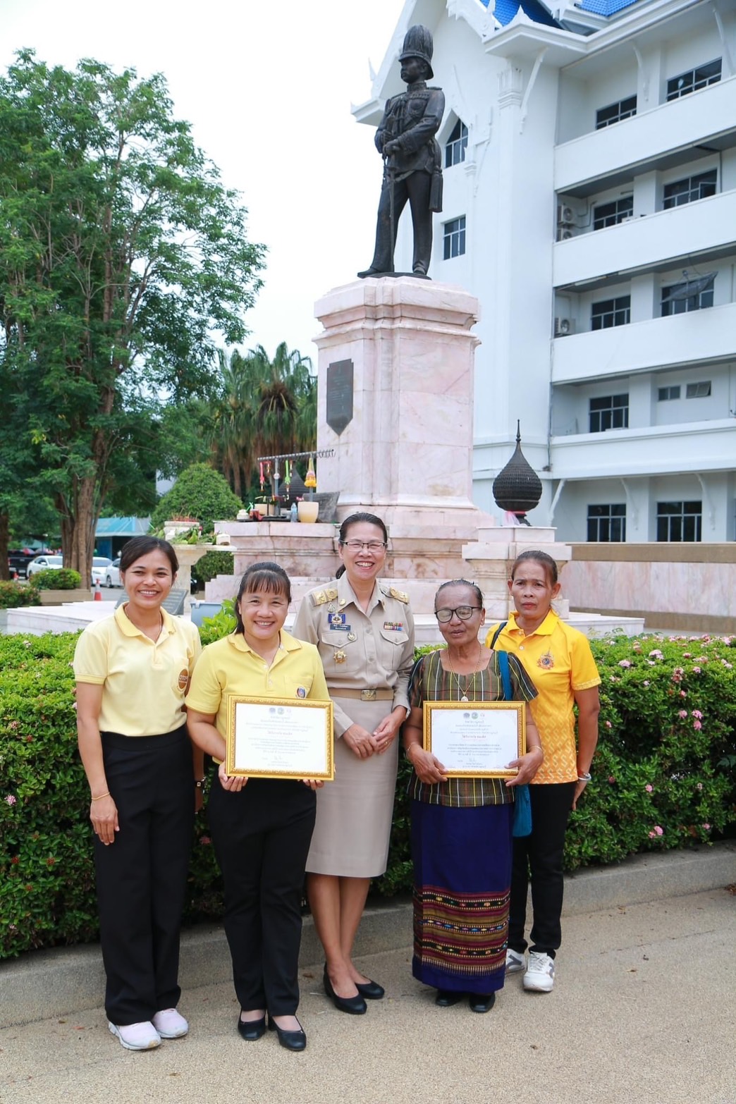 จังหวัดกาญจนบุรี มอบเกียรติบัตรเชิดชูเกียรติคนกองทุนพัฒนาบทบาทสตรี ประจำปี 2567